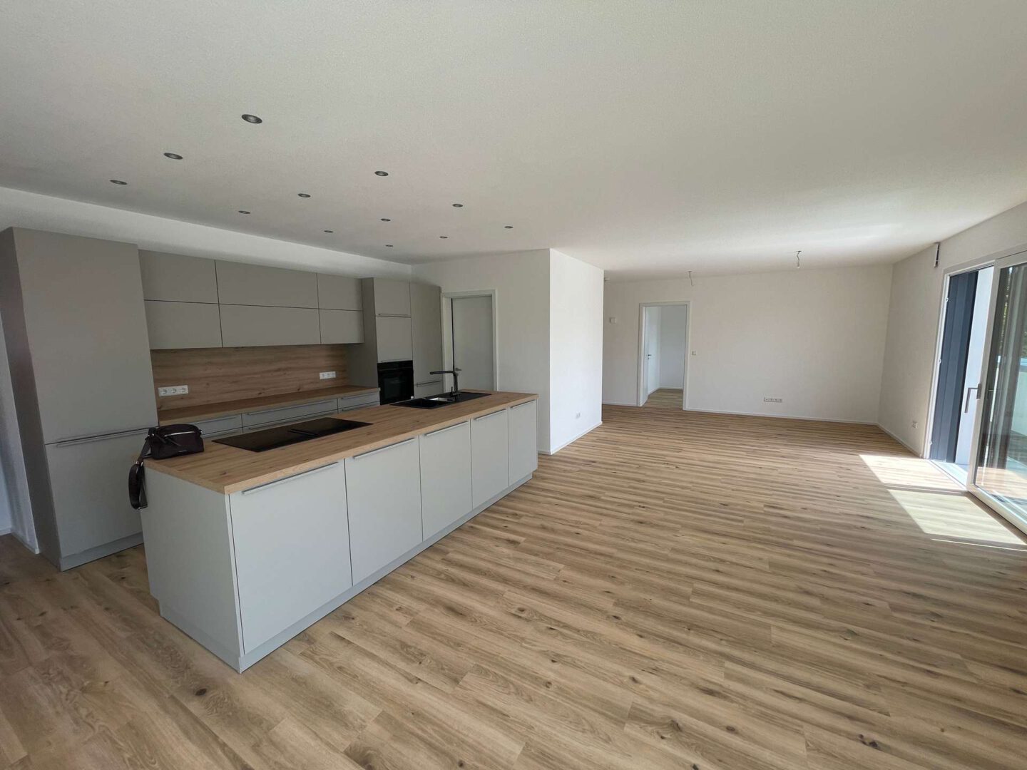 Küche mit Blick in Richtung Wohnbereich